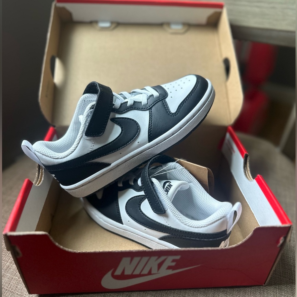 Nike Kids Black and White Sneakers Classic Design